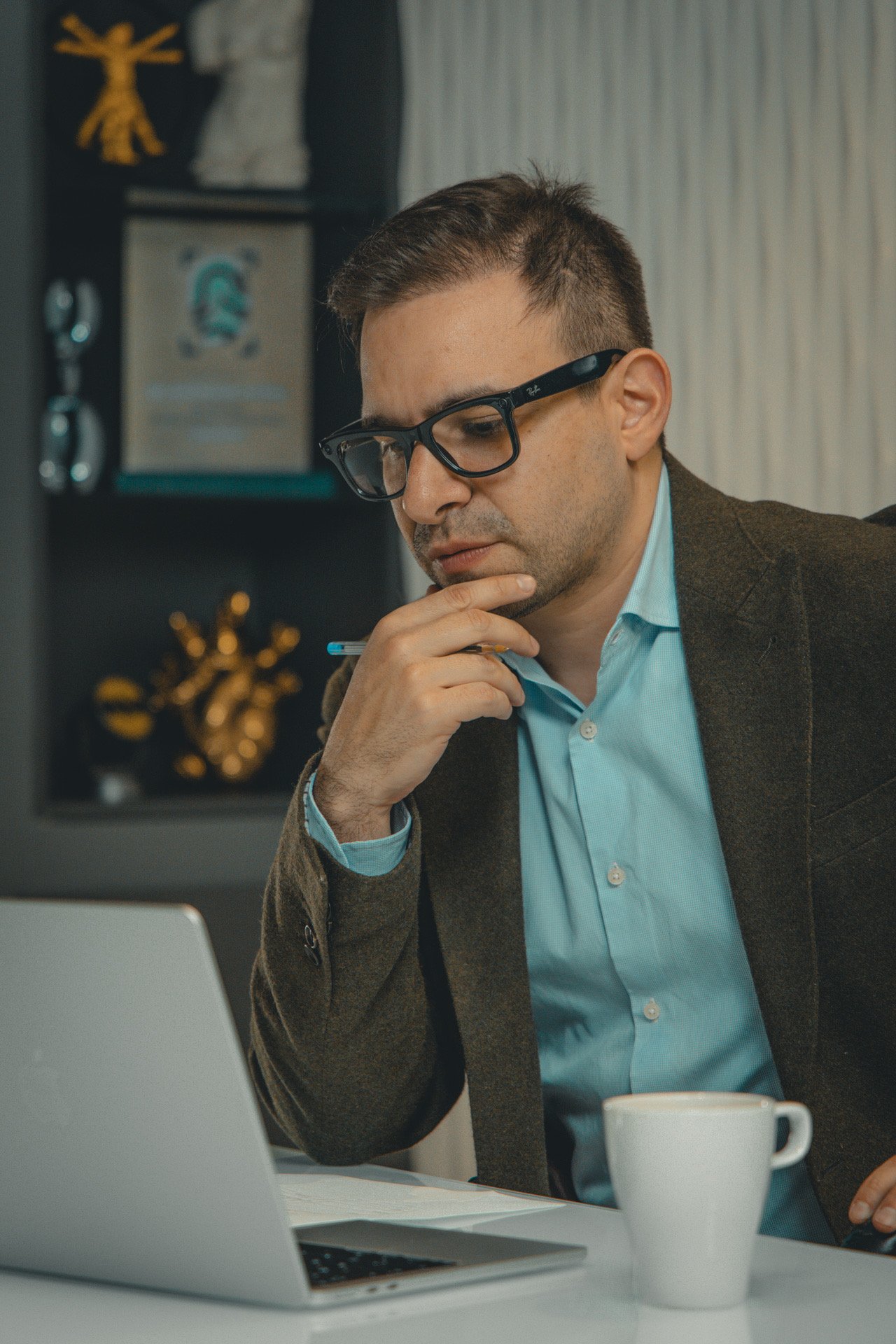 Dr. Caicedo en consulta